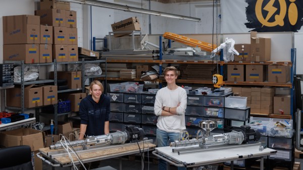 Die beiden Geschäftsführer von QiTech Simon Kolb und Milan von dem Bussche stehen in Ihrer Werkshalle