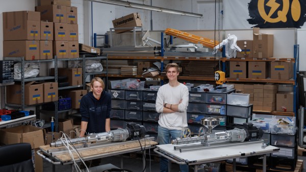 Die beiden Geschäftsführer von QiTech Simon Kolb und Milan von dem Bussche stehen in Ihrer Werkshalle