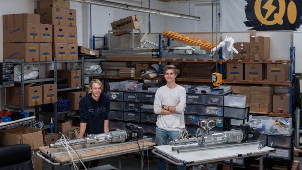 Die beiden Geschäftsführer von QiTech Simon Kolb und Milan von dem Bussche stehen in Ihrer Werkshalle