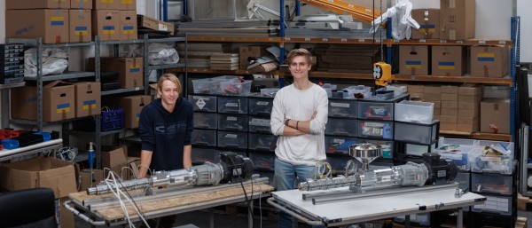 Die beiden Geschäftsführer von QiTech Simon Kolb und Milan von dem Bussche stehen in Ihrer Werkshalle