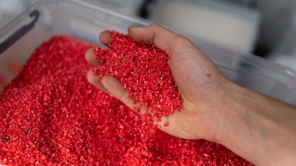 Fein zerkleinerte Produktionsreste, die zu einem ein dünnen Kunststofffaden für 3D-Drucker verarbeitet wird