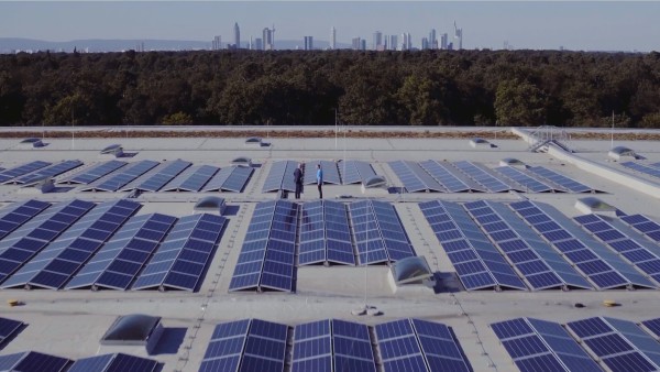 Solaranlage auf dem Dach des Rewe-Logistikzentrums, im Hintergrund die Skyline von Frankfurt