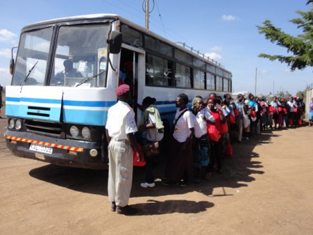 Bus-Shuttle für die Mitarbeiter von Selecta Kenya