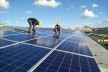 Solarpanel werden in Kenia bei Selecta One installiert