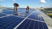 Solarpanel werden in Kenia bei Selecta One installiert