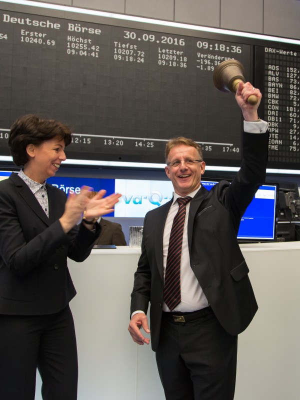 va-Q-tec CEO Kuhn with a bell in his hand as he launches trading on the floor of the Frankfurt stock exchange