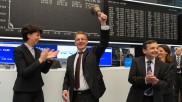 Am 30.09.2016 läutet va-Q-tec-Gründer Joachim Kuhn mit der Frankfurter Börsenglocke den Handel ein