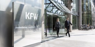 zwei Mitarbeiter der KfW verlassen die Nordarkade des Hauptsitzes Frankfurt